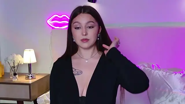 Snapshot of _Tessa_May_ chatting on 10.31.25 Tessa May online show from 10.31.25