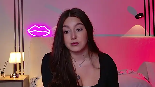 Snapshot of _Tessa_May_ chatting on 11.21.25 Tessa May online show from 11.21.25