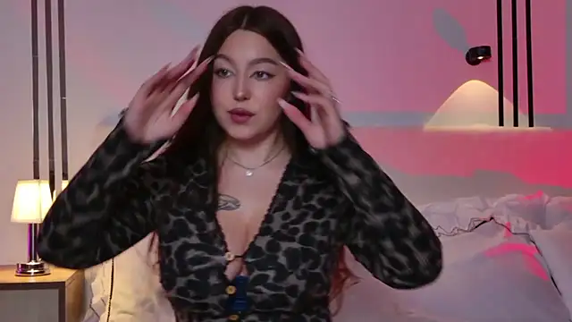 Snapshot of _Tessa_May_ chatting on 11.30.25 Tessa May online show from 11.30.25