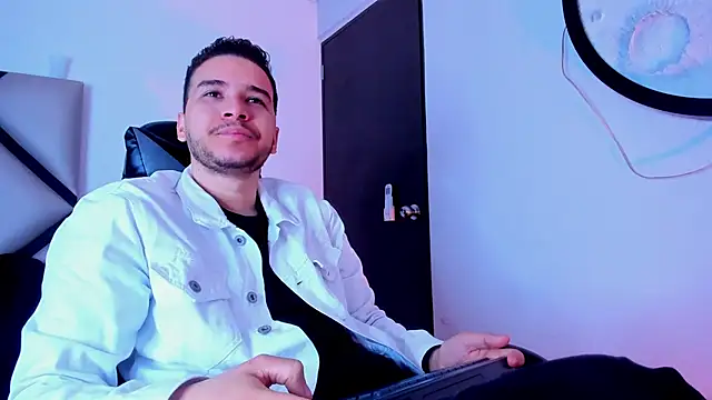 Snapshot of mike_257 chatting on 11.04.25 mike 257 online show from 11.04.25