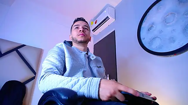 Snapshot of mike_257 chatting on 12.05.25 mike 257 online show from 12.05.25