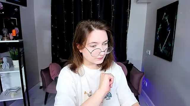 Snapshot of fairy_tara chatting on 11.13.25 fairy tara online show from 11.13.25