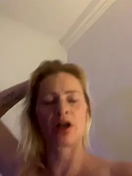 Snapshot of milfdawn chatting on 10.18.25 milfdawn online show from 10.18.25