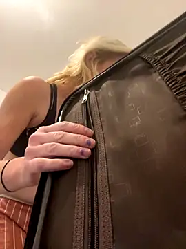 Snapshot of milfdawn chatting on 10.27.25 milfdawn online show from 10.27.25