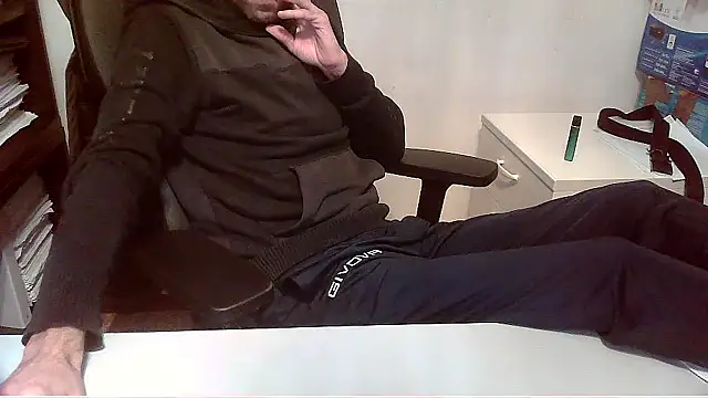 Snapshot of topg84 chatting on 11.18.25 topg84 online show from 11.18.25