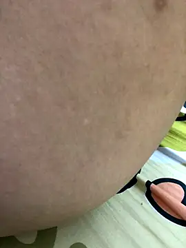 Snapshot of HinayLa chatting on 11.26.25 HinayLa online show from 11.26.25