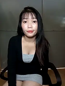 Snapshot of Fish_yellow chatting on 10.29.25 Fish yellow online show from 10.29.25