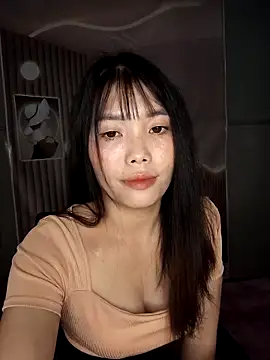 Snapshot of Fish_yellow chatting on 11.08.25 Fish yellow online show from 11.08.25