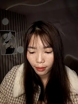 Snapshot of Fish_yellow chatting on 11.14.25 Fish yellow online show from 11.14.25