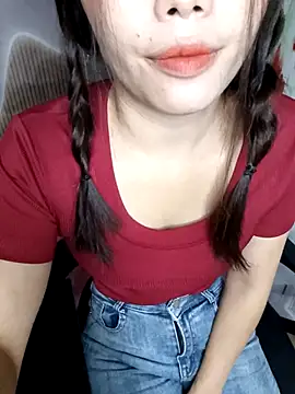 Snapshot of Fish_yellow chatting on 11.18.25 Fish yellow online show from 11.18.25