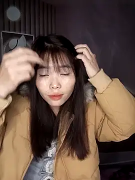 Snapshot of Fish_yellow chatting on 11.22.25 Fish yellow online show from 11.22.25