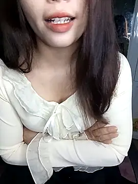 Snapshot of Fish_yellow chatting on 11.24.25 Fish yellow online show from 11.24.25