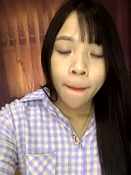 Snapshot of Duck_dona chatting on 11.17.25 Duck dona online show from 11.17.25