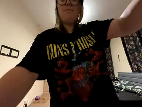 Snapshot of Scarletcum22 chatting on 11.04.25 Scarletcum22 online show from 11.04.25