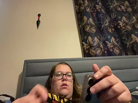 Snapshot of Scarletcum22 chatting on 11.05.25 Scarletcum22 online show from 11.05.25