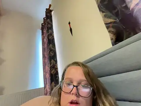 Snapshot of Scarletcum22 chatting on 11.08.25 Scarletcum22 online show from 11.08.25