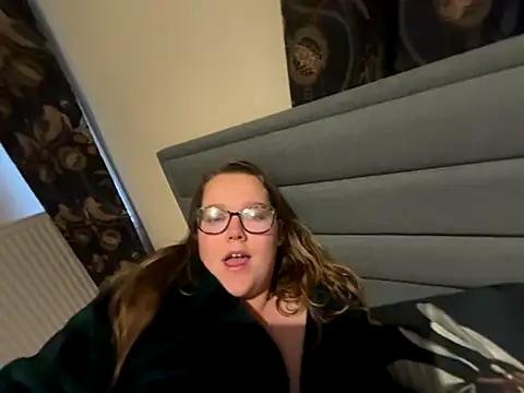 Snapshot of Scarletcum22 chatting on 12.01.25 Scarletcum22 online show from 12.01.25