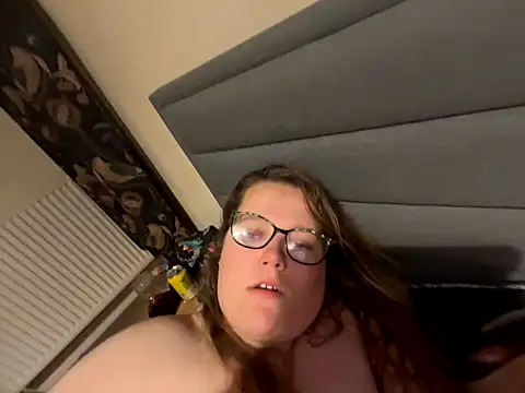 Snapshot of Scarletcum22 chatting on 12.03.25 Scarletcum22 online show from 12.03.25