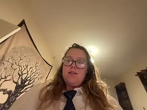 Snapshot of Scarletcum22 chatting on 12.15.25 Scarletcum22 online show from 12.15.25