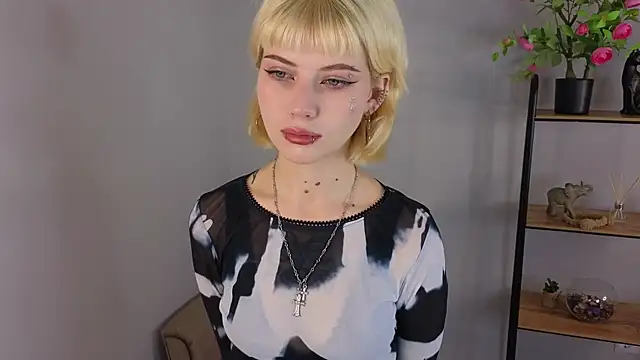 Snapshot of Jasmi_Yets chatting on 10.31.25 Jasmi Yets online show from 10.31.25