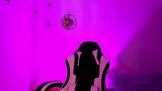 Snapshot of Soouf_ chatting on 11.18.25 Soouf online show from 11.18.25