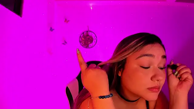 Snapshot of Soouf_ chatting on 11.21.25 Soouf online show from 11.21.25