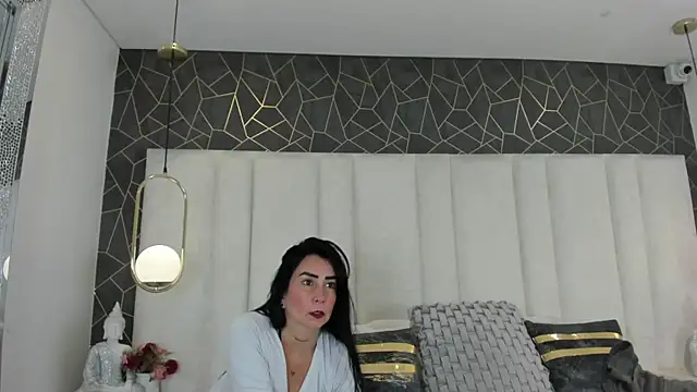 Snapshot of AnnieLove_ chatting on 12.18.25 AnnieLove online show from 12.18.25