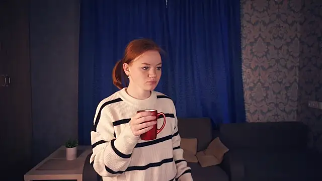 Snapshot of KarlynGow chatting on 11.09.25 KarlynGow online show from 11.09.25