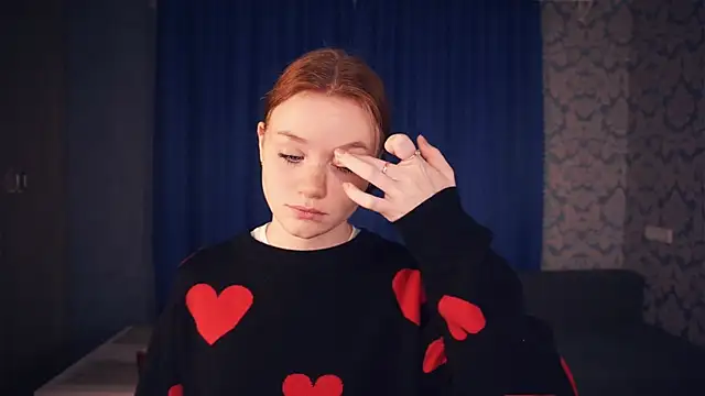 Snapshot of KarlynGow chatting on 11.11.25 KarlynGow online show from 11.11.25