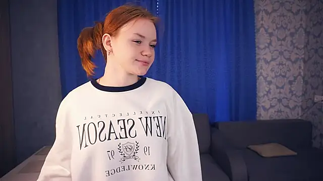 Snapshot of KarlynGow chatting on 12.02.25 KarlynGow online show from 12.02.25