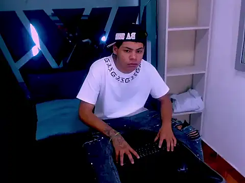 Snapshot of Yordi_Alpha chatting on 11.07.25 Yordi Alpha online show from 11.07.25