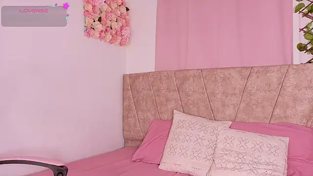 Snapshot of Karina_Wong chatting on 11.19.25 Karina Wong online show from 11.19.25