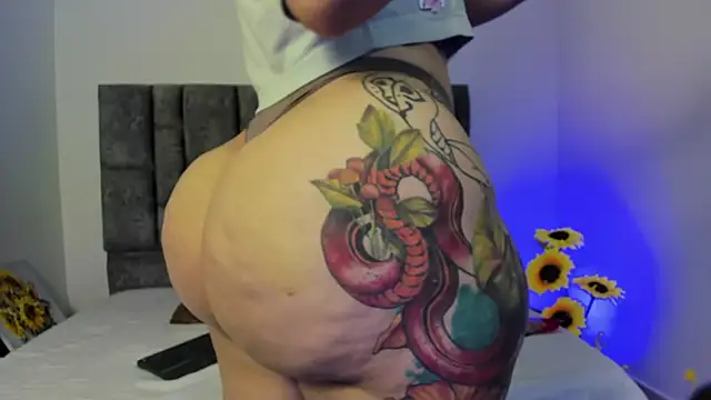 Snapshot of miah_storm chatting on 10.23.25 miah storm online show from 10.23.25