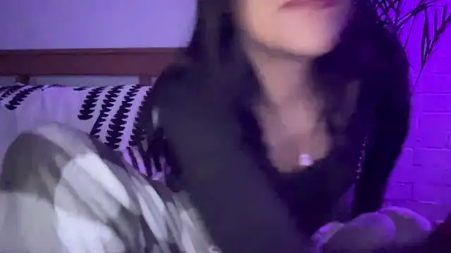 Snapshot of kaithra chatting on 11.15.25 kaithra online show from 11.15.25