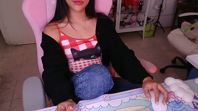 Snapshot of kaithra chatting on 11.26.25 kaithra online show from 11.26.25