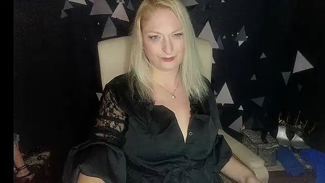 MonicaMis online show from 11.25.25