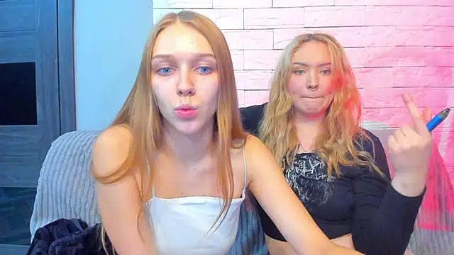 Snapshot of mari_martin chatting on 12.15.25 mari martin online show from 12.15.25