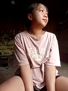 Quynhsumon online show from 04.16.26