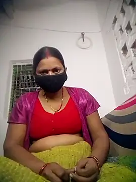 Snapshot of QRESABABY chatting on 10.31.25 QRESABABY online show from 10.31.25