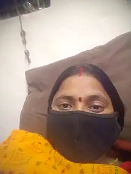 Snapshot of QRESABABY chatting on 10.31.25 QRESABABY online show from 10.31.25