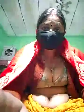 Snapshot of QRESABABY chatting on 11.26.25 QRESABABY online show from 11.26.25