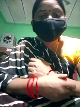 Snapshot of QRESABABY chatting on 11.28.25 QRESABABY online show from 11.28.25