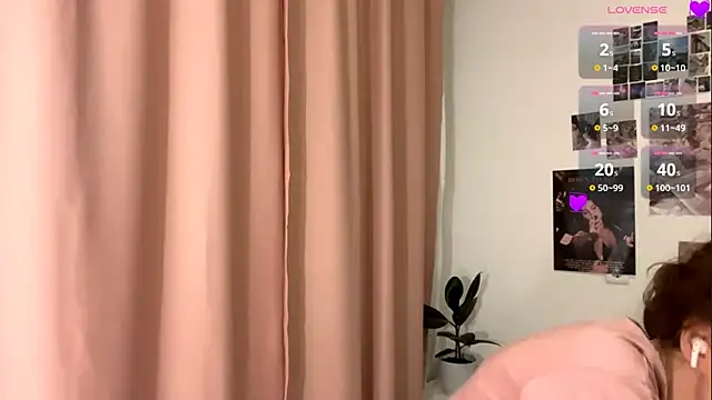 Kira Sanders online show from 12.02.25