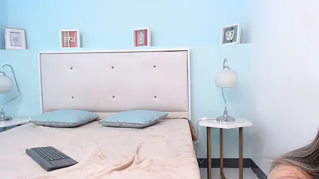 Snapshot of SusanWilliams_ chatting on 11.25.25 SusanWilliams online show from 11.25.25