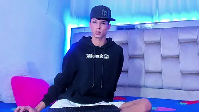 Snapshot of boyswantingplay chatting on 11.04.25 boyswantingplay online show from 11.04.25