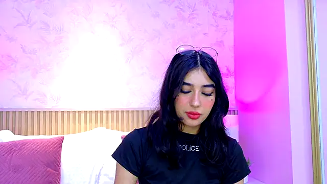 Snapshot of AdelineJhones chatting on 10.29.25 AdelineJhones online show from 10.29.25