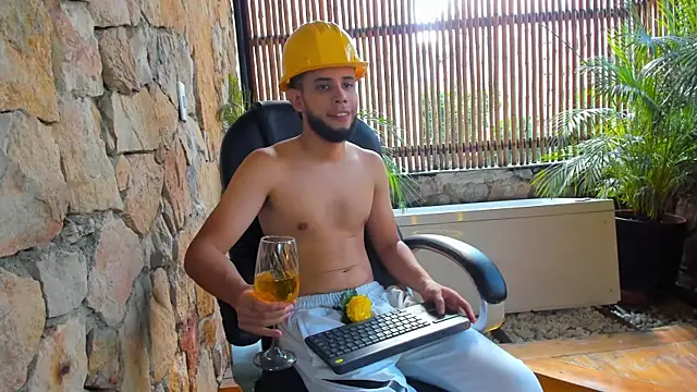 Snapshot of Maxcole_07 chatting on 12.14.25 Maxcole 07 online show from 12.14.25