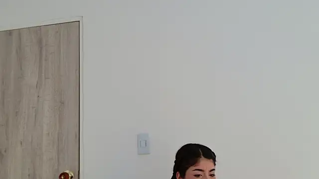 LisaMartinez34 online show from 10.27.25