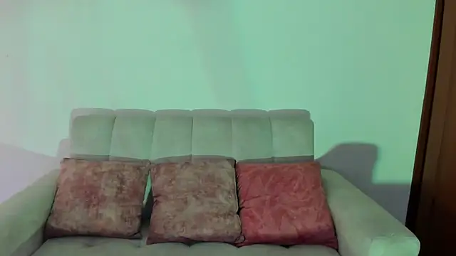 Snapshot of miadaviesx chatting on 11.06.25 miadaviesx online show from 11.06.25