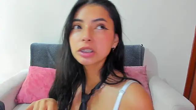 Snapshot of miadaviesx chatting on 11.13.25 miadaviesx online show from 11.13.25